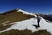 40 Dall'anticima in cresta verso la cima